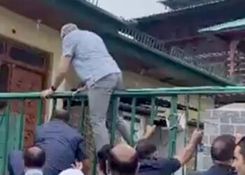 Omar Abdullah Climbs Wall to Honor Martyrs Amid Restrictions