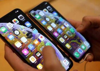 Report Pakistani Women 35 Less Likely to Own Mobile Phones.jpg