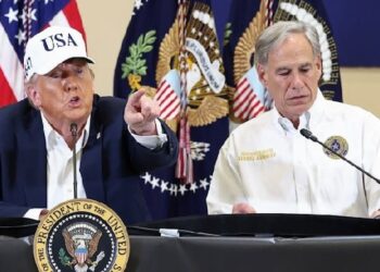 Trump Tours Texas Flood Area, Supports Gov't Disaster Efforts