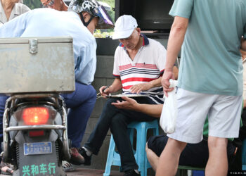 [In Photos] Traders Rush Shanghai’s Top Market Following Stock Surge