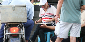 [In Photos] Traders Rush Shanghai’s Top Market Following Stock Surge