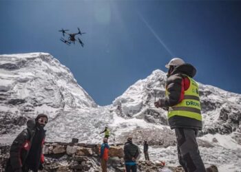 Drones battle Everest's Mount Trash