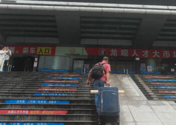 Foxconn Seeks Thousands Daily Ahead of Upcoming iPhone Release