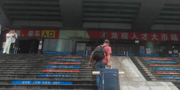 Foxconn Seeks Thousands Daily Ahead of Upcoming iPhone Release