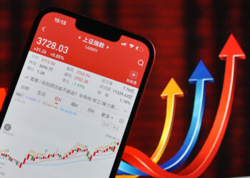 Shanghai Stocks Hit 10-Year Intraday High; Analysts Forecast Rise