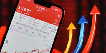 Shanghai Stocks Hit 10-Year Intraday High; Analysts Forecast Rise