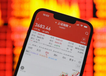 Shanghai Stocks Hit Four-Year High; Experts Anticipate More Gains