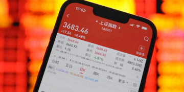 Shanghai Stocks Hit Four-Year High; Experts Anticipate More Gains