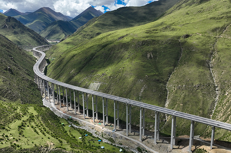 Xizang's First-Half GDP Surges 7.2% Amid Major Megaprojects