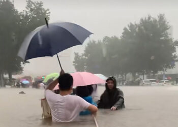 Zhengzhou Declares Red Rainstorm Alert, Boosts Flood Response Level