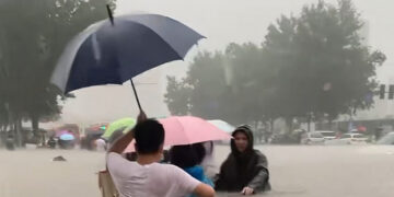 Zhengzhou Declares Red Rainstorm Alert, Boosts Flood Response Level