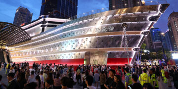 Bernard Arnault Returns to Shanghai for the Third Consecutive Year