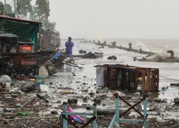 China readies to evacuate 400,000 as super typhoon hits Philippines