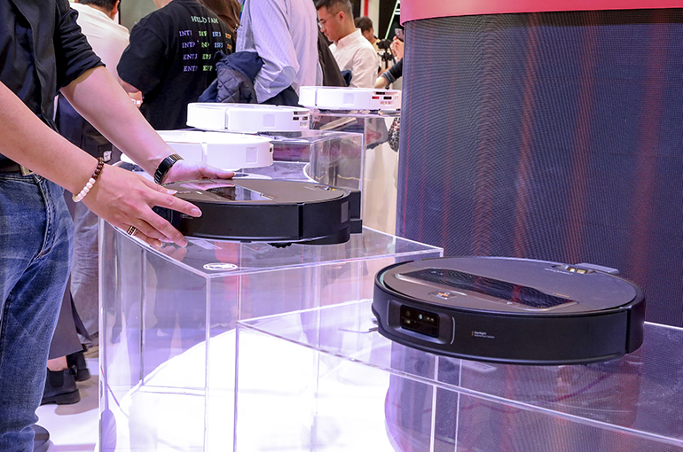 China’s Cleaning Robot Firms Dominate Top Four, Going Global