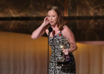 Hannah Einbinder Wins Emmy, Cheers “Go Birds, Free Palestine”