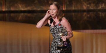 Hannah Einbinder Wins Emmy, Cheers “Go Birds, Free Palestine”