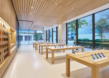 How Apple Stores Fight iPhone 17 Scratches