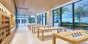 How Apple Stores Fight iPhone 17 Scratches