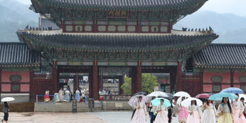 Korea's Visa-Free Policy Sparks Chinese Tourist Surge