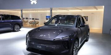 Nio Shares Drop as Chinese EV Firm Raises $1B in Second Discounted Stock Offer
