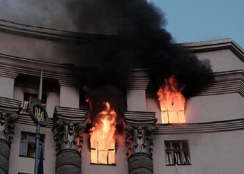 Russia strikes Ukraine government center in major air assault