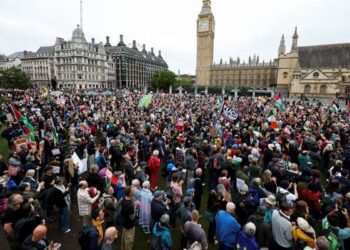 Thousands rally in London against Trump's second state visit