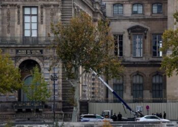 Bold daylight heist: Thieves snatch priceless jewels from Louvre
