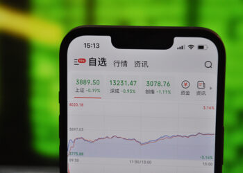 Chinese Stocks Drop Amid US Tariff Fears; Analysts Anticipate Less Impact