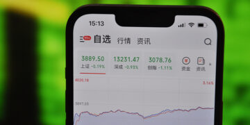 Chinese Stocks Drop Amid US Tariff Fears; Analysts Anticipate Less Impact