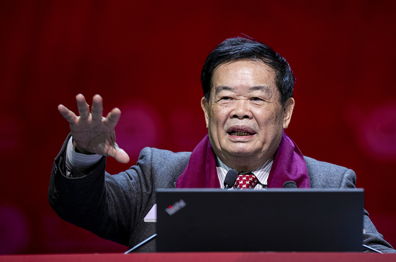 Fuyao Glass Chairman Resigns for Son Amid Strong Q3 Earnings