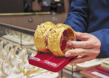 Gold and Silver Reach Record Highs Before Retreating Amid Market Uncertainty