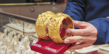 Gold and Silver Reach Record Highs Before Retreating Amid Market Uncertainty