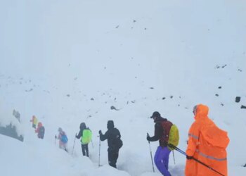 Hundreds of Trekkers Flee Everest Blizzard in Tibet