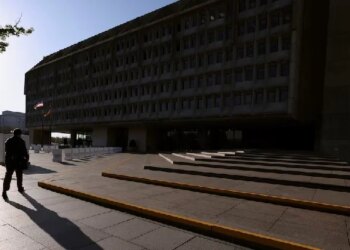 Judge halts Trump's plan to dismiss thousands of government employees