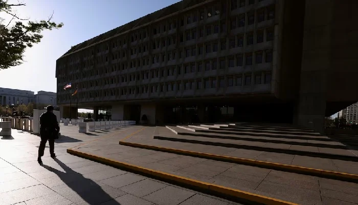 Judge halts Trump's plan to dismiss thousands of government employees