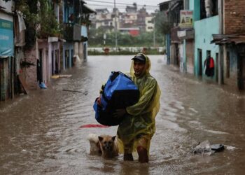 Nearly 1,000 Stranded on Tibet’s Mount Everest Amid Blizzard