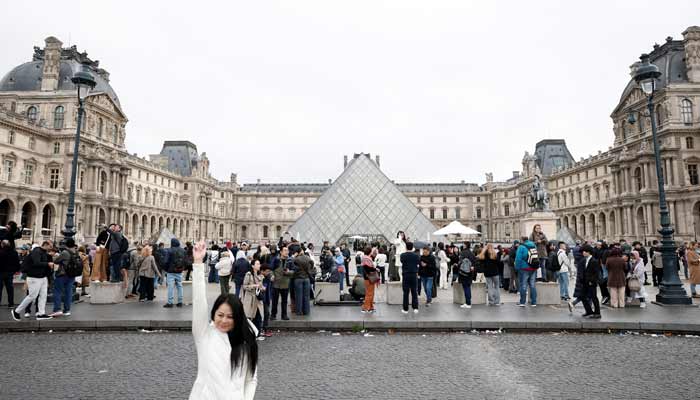 Two Suspects Nabbed in Louvre Jewelry Theft