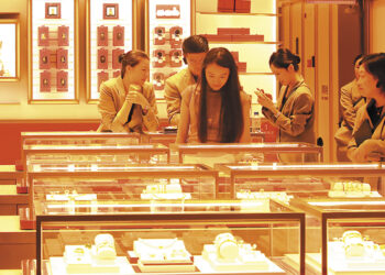 Chinese Jewelers Drop as Gold Tax Breaks End