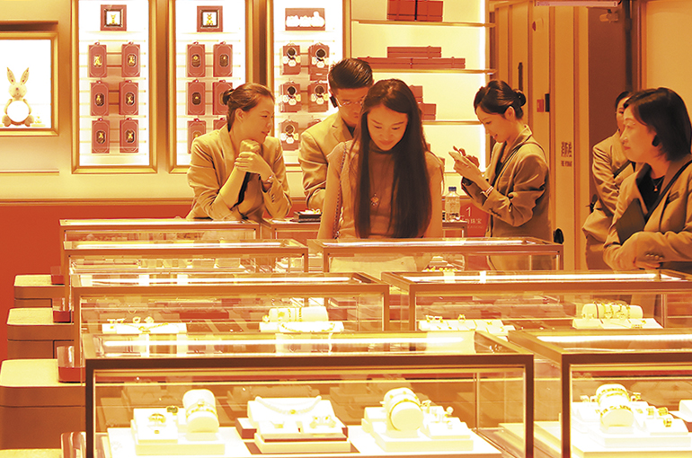 Chinese Jewelers Drop as Gold Tax Breaks End
