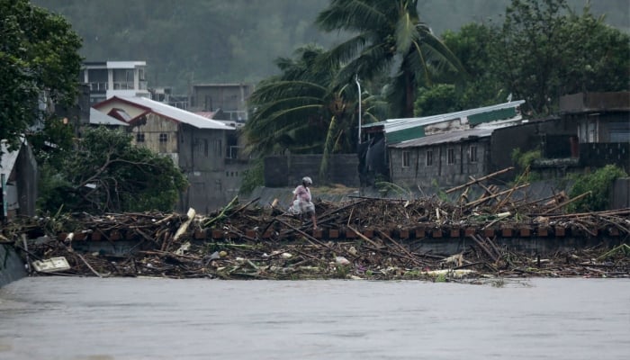 Super Typhoon Fung-wong Hits Philippines, Two Fatalities
