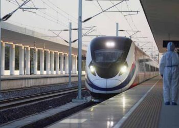 Train strikes Chinese railway workers, 11 dead