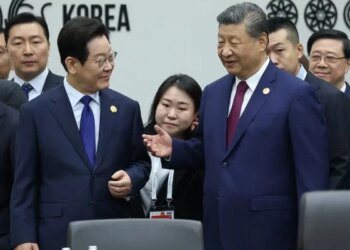 Xi's witty remark on 'backdoor' as he gifts Lee Xiaomi phones in China