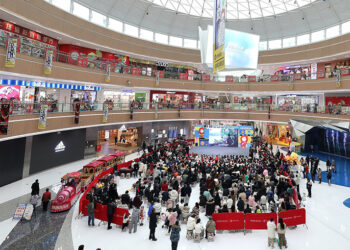 China’s Consumer Sales Decline Continues, Rise in Service Spending Emerges