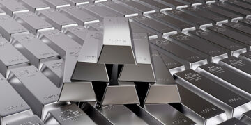 Experts Warn to Manage Holdings and Caution After Silver Hits New High