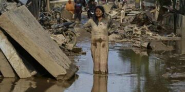 Flood's death toll in Indonesia surpasses 900, sparking starvation fears