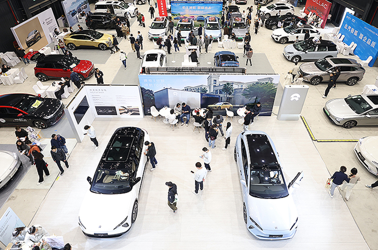 Only 8.2% of Chinese Car Dealers Optimistic for December, Survey Finds