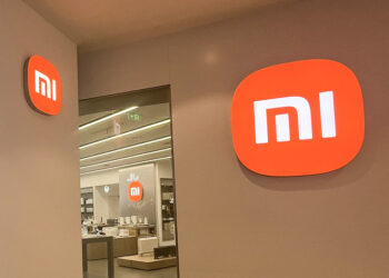 Xiaomi Falls Following Vice Chair’s $2B Share Sale Reveal