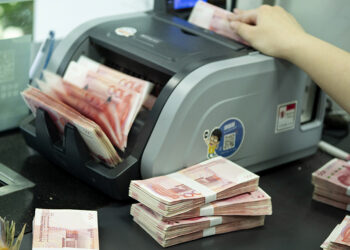 China Household Deposits Climb 10% in 2025 Amid Slowing Borrowing