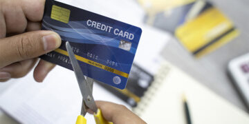 Chinese Banks Shut Credit Card Centers Amid Market Shifts