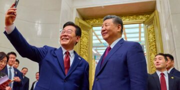 Lee of South Korea selfies with Xi using gift phone